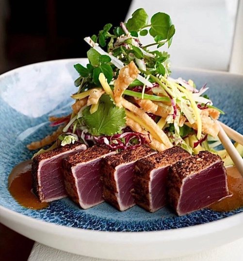 Seared tuna with microgreens